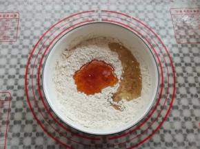 加入玉米油和转化糖浆，小苏打水