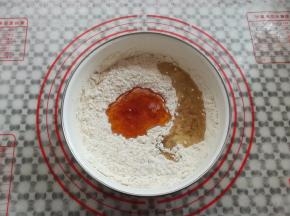 加入玉米油和转化糖浆，小苏打水