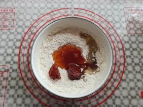 加入2块南乳和5克南乳汁