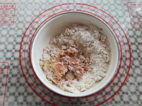 把南乳压成碎块，稍稍混合一下