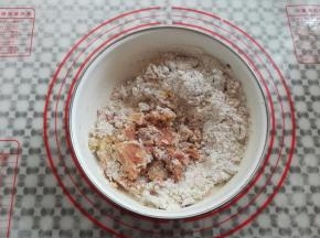 把南乳压成碎块，稍稍混合一下