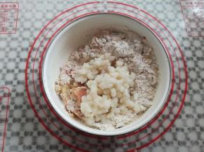 加入提前腌制好的冰肉（冰肉是用猪的肥肉部分，切花生米大小，灼水后加适量的高度白酒和白糖腌制大概20天的成品）