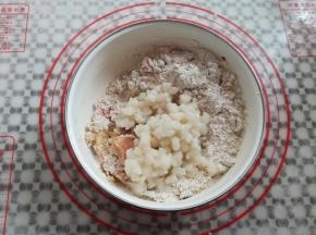 加入提前腌制好的冰肉（冰肉是用猪的肥肉部分，切花生米大小，灼水后加适量的高度白酒和白糖腌制大概20天的成品）