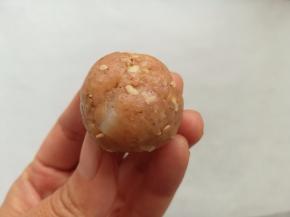 取15克大小的面团揉圆