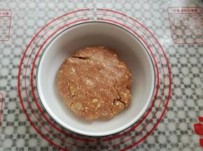 戴上一次性手套把所有的材料混合均匀