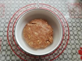 戴上一次性手套把所有的材料混合均匀