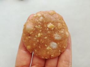 利用手掌心的摩擦力把面团压成0.3mm厚度的饼干，大小是3-4个手指宽度，预热烤箱上火110度，下火170度