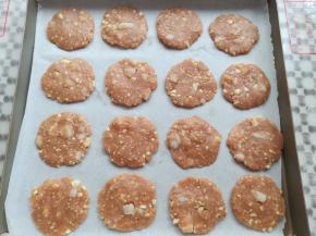 所有的饼干胚做好放入垫了油纸的烤盘里