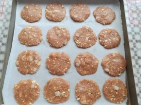 所有的饼干胚做好放入垫了油纸的烤盘里