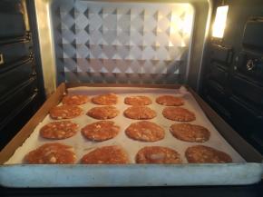 把烤盘放入烤箱底层（其他烤箱放中层），上火110度，下火170度烤5分钟，喜欢颜色深的可以上火调到130度