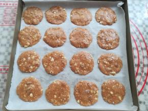 饼干基本定型后取出刷一层薄薄的蛋液（也可以进烤箱之前刷，但是颜色会比较深）