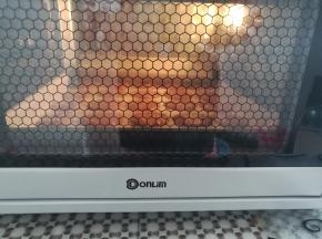放回烤箱继续上火110度，下火170度烤20-25分钟，烤完焖10分钟再取出来