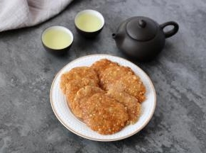 鸡仔饼属于咸甜口味，重油重糖，可以配上一壶茶解腻