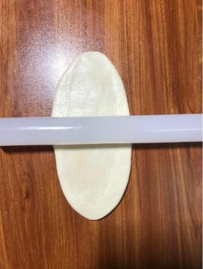 按扁后擀长，不要太长避免破酥。