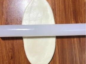 按扁后擀长，不要太长避免破酥。