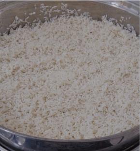 350克糯米洗净煮熟，煮的过程中可以做其他食材的准备工作