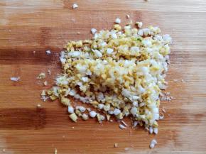 野葱头跟姜末一起切碎