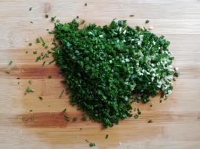 野葱的叶子切成小颗粒