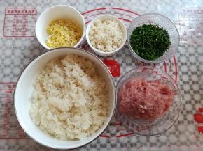 糯米饭煮熟后盛出放凉，所有材料露个脸