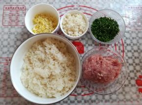 糯米饭煮熟后盛出放凉，所有材料露个脸