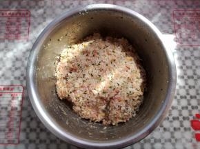 带上一次性手套慢慢的揉均匀，揉到肉和糯米饭粘手就可以了