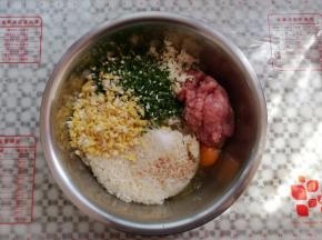 取一只干净的大盆，把所有的材料放进去，鸡蛋，生抽，胡椒粉一并放完