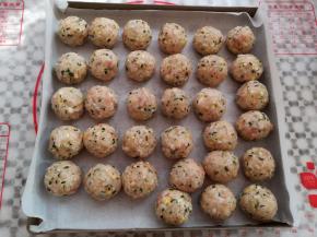 双手抹点油，取适量的糯米饭团揉成圆球，我做的30克左右