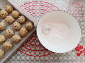 准备20克淀粉，把糯米饭团放到淀粉粒滚一下，再次揉圆