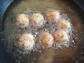 油锅里放入适量的油，烧热到8成开放入丸子，用筷子来回翻动防止糊底（如果用小锅炸，油没过丸子）