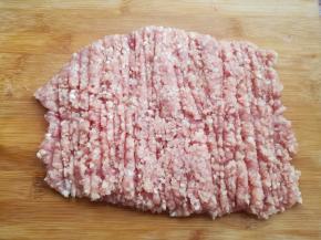 猪肉和马蹄混合剁碎一些