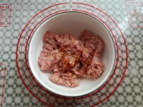 肉泥，盐，蚝油，混合均匀