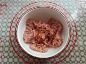 肉泥，盐，蚝油，混合均匀