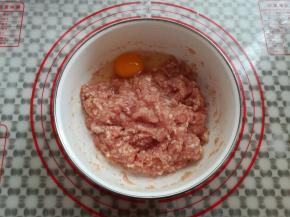 加入鸡蛋，顺时针搅几分钟