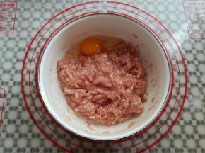 加入鸡蛋，顺时针搅几分钟