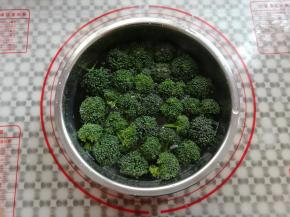 西兰花分成小朵，用水泡几分钟备用