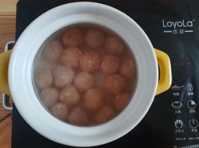 取适量肉泥用双手揉圆放入砂锅里