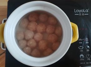 取适量肉泥用双手揉圆放入砂锅里