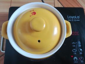 盖上砂锅盖子，大火烧开（冷水上锅煮)