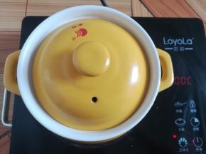 盖上砂锅盖子，大火烧开（冷水上锅煮)