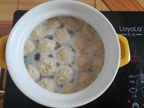 丸子煮熟以后会浮到水面上，把浮沫舀掉