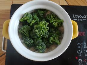 加入适量的西兰花