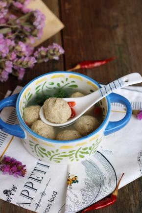 小朋友每次能把一碗丸子带汤喝完