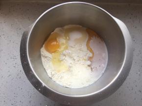 材料中除去黄油和盐以外的材料全部放入盆中，揉到扩展阶段