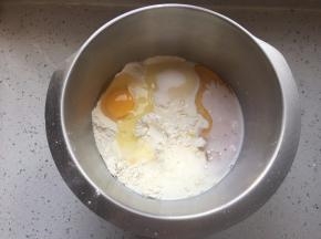 材料中除去黄油和盐以外的材料全部放入盆中，揉到扩展阶段