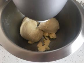 加入黄油和盐，揉到完全阶段
