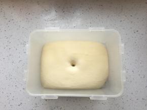 发到两倍大，手指沾面粉戳孔不回缩不塌陷