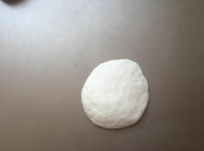 取其中一个按扁稍微排气