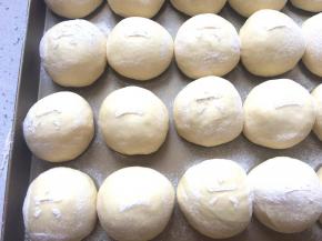 发到两倍大，表面筛粉(提前用纸剪出六一两个字)