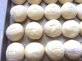 发到两倍大，表面筛粉(提前用纸剪出六一两个字)