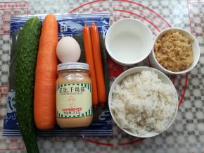 做寿司用的主要材料准备好，寿司醋用白醋加白砂糖按2：1的比例调制好